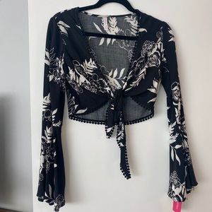 3 for $15 🎉 NWT - Cropped flower blouse